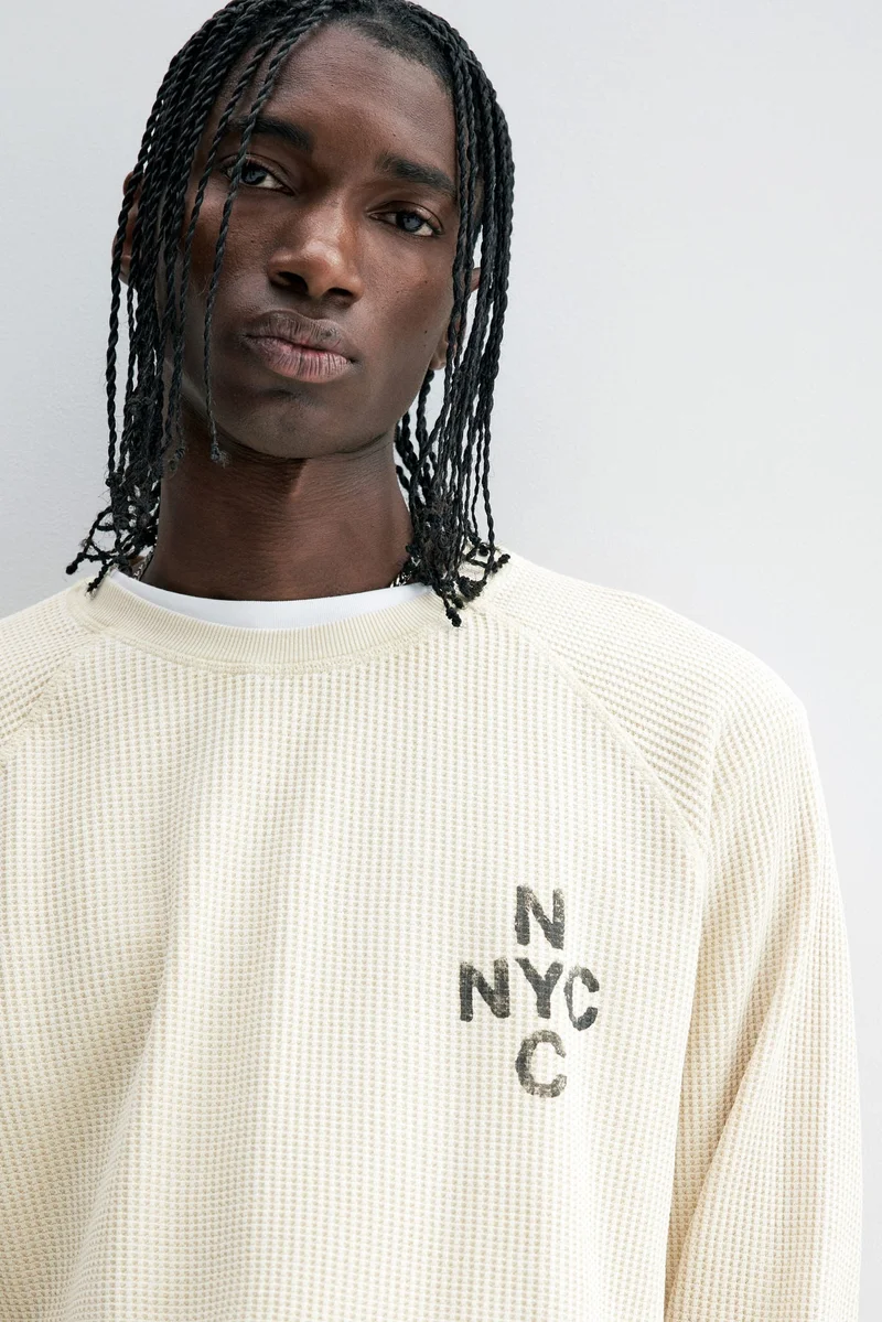 اتش اند ام بلوزة بأكمام طويلة بنمط وافل بقصّة عادية